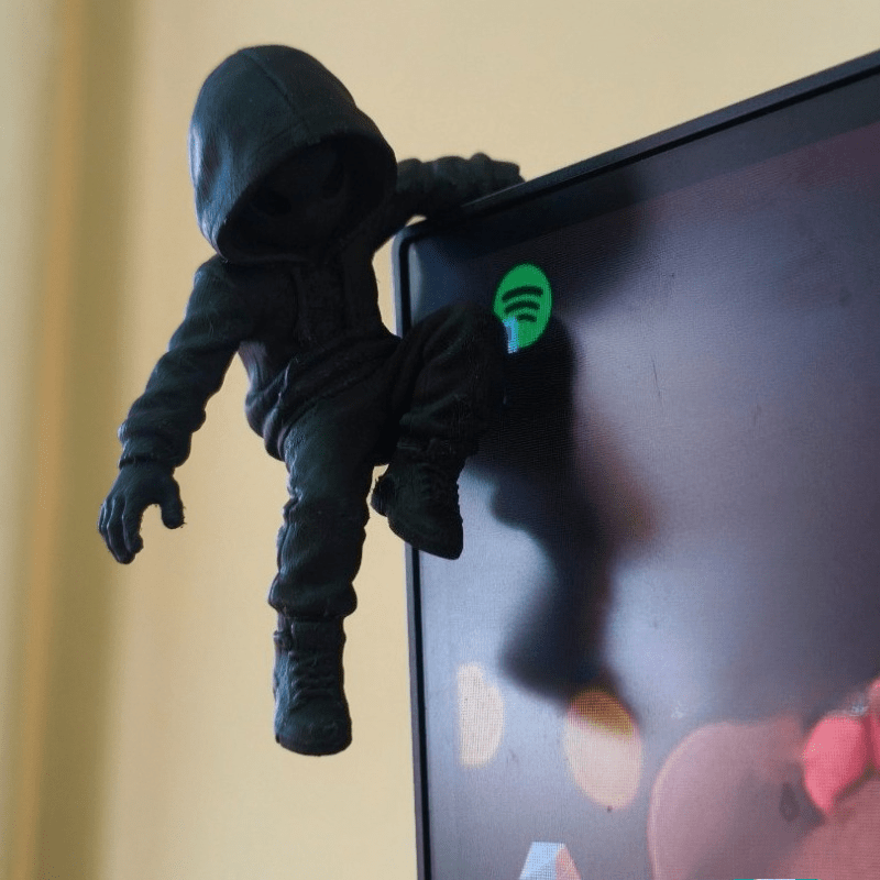 Gaming Accessories Bedroom - Figurka wspinającego się kosmity z kapturem,